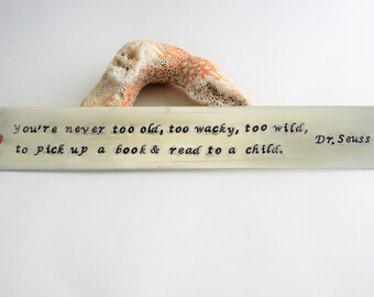 Bladwijzer "Je bent nooit te oud, te maf, te wild... om voor te lezen aan een kind" Hand gestempeld stevige aluminium bladwijzer met suède leer, Dr Seuss