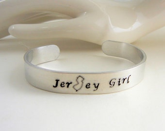 Jersey mädchen... Hand gestempelt robuste Aluminium "Jersey Mädchen" Manschette Armband, New Jersey, Jersey Küste, Strand Mädchen, Zustand, Anker-Stempel