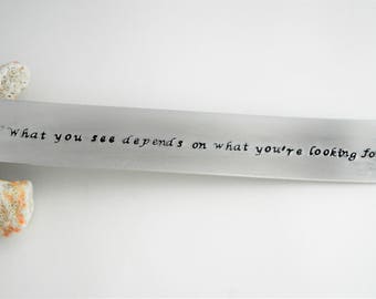 Bladwijzer "Wat je ziet hangt af van wat je zoekt" Handgestempelde stevige aluminium bladwijzer, leer, inspiratie, reis, vertrouwen, geloof