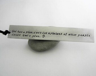 Bladwijzer "God heeft een plan ..."Hand gestempelde aluminium bladwijzer, leer, gebed, inspiratie, kennis, afstuderen, geduld, reis, geloven, geloof