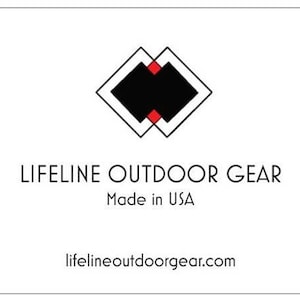 以下が含まれることがあります： 白い長方形のグラフィックで、クリーンなサンセリフフォントで「LIFELINE OUTDOOR GEAR」というテキストが表示されています。「Made in USA」と書かれています。黒と赤のアクセントが付いた幾何学的なロゴがテキストの上にあります。ウェブサイトのアドレスが一番下にあります。
