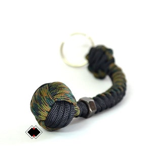 Customizable 3/4&quot; Monkey Fist keychain 550 Paracord woodland camo/black