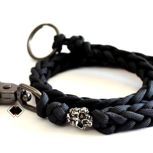 Llavero con cordón de paracord personalizable con forma de calavera en color negro