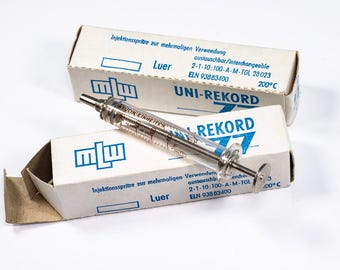 Oude spuit, glazen spuit, vintage medicijn, medisch gereedschap, oud medicijn, medisch spuitje, vintage medisch gereedschap, oude medische accessoires.
