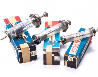 Oude spuit, glazen spuit, vintage medicijn, medisch gereedschap, oud medicijn, medisch spuitje, vintage medisch gereedschap, oude medische accessoires.