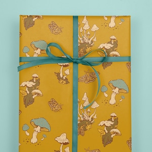 Rollo de 3 hojas de papel de regalo reciclable de doble cara, 20 x 29 pulgadas, hongos (mostaza y azul)