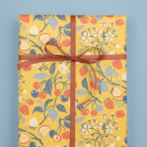 Rollo de 3 hojas de papel de regalo reciclable de doble cara, 20 x 29 pulgadas, fresas