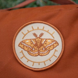 Toppa ricamata con falena IO, toppa termoadesiva