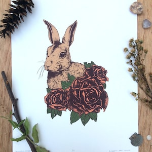 Impresión artística con ilustración de conejo entre rosas, impresión floral de conejo, serigrafía de rosas, serigrafía de conejo, regalos para ella, serigrafía de 11 x 14 pulgadas