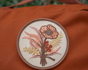 Toppa ricamata floreale, fiori, papaveri ed eucalipti, toppa termoadesiva