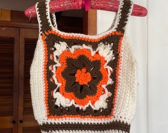 gilet au crochet marron, orange et blanc vintage des années 1970
