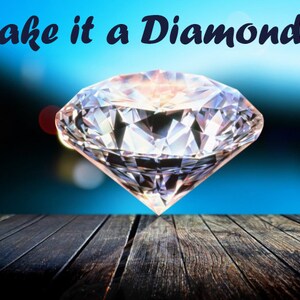 Könnte beinhalten: Ein großer, klarer Diamant auf einer Holzoberfläche. Der Diamant ist facettiert und reflektiert Licht. Der Hintergrund ist ein verschwommener blauer und weißer Farbverlauf mit roten und weißen Lichtern.