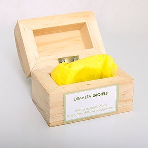 May include: A wooden box with a yellow tissue paper inside. The box has a label that says "DIMALTA GIOIELLI" and includes the website address "dimaltagioielli.com" and "etsy.com/shop/aboutjewelry".