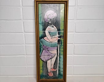 Gerahmte handgemalte Keramikfliesen-Wandkunst, 3-Fliesen-Wandbild, signiert Gokhale, Figur im Mid-Century-Stil, 19x7