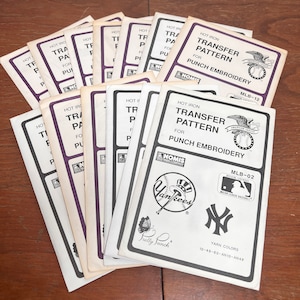 Może przedstawiać: Kolekcja wzorów do transferu żelazkiem do haftu dziurkowanego. Wzory zawierają tekst "Hot Iron Transfer Pattern" oraz logo MLB i New York Yankees. Wzory są drukowane w czerni i bieli.