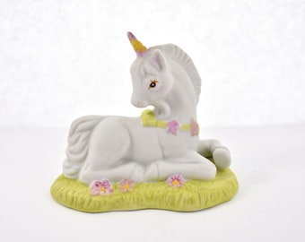 Figurine de licorne en porcelaine, vintage Wallace Berrie 1982 Fantasy Series Numéro 4957, 3,25 pouces de long 3,25 pouces de haut