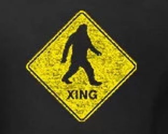 KOSZULKA BIGFOOT Koszulka Big Foot Crossing Koszulka Sasquatch Yeti Horror Movie (dostępna również na bluzach z okrągłym dekoltem i bluzach z kapturem) SM-5XL