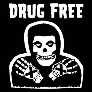 Könnte beinhalten: Schwarz-weiß-Illustration eines Schädels, der ein Kapuzenpullover mit dem Text "DRUG FREE" darüber trägt. Der Schädel hat die Hände über der Brust gekreuzt, wobei sich auf jeder Hand ein "X" befindet.