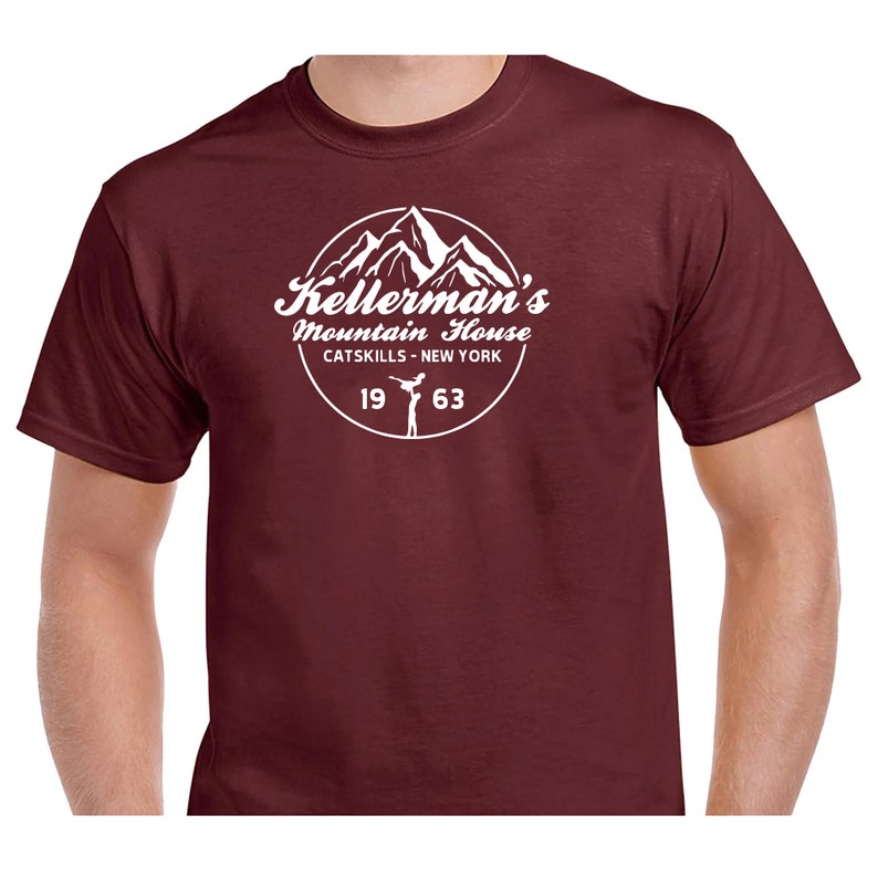 Puede incluir: Una camiseta de color granate con un gr&aacute;fico blanco de una cordillera y el texto "Kellerman's Mountain House Catskills - New York 19 63"