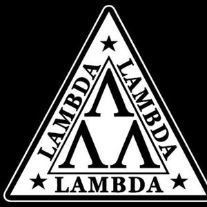 Könnte beinhalten: Ein weißes Dreieck mit dem Wort "LAMBDA" auf jeder Seite und einem Stern an jeder Ecke. Das Wort "LAMBDA" steht auch in der Mitte des Dreiecks.