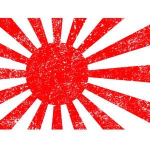 Puede incluir: Una bandera japonesa del sol naciente roja y blanca con un aspecto desgastado y vintage. La bandera tiene un gran círculo rojo en el centro con 16 rayos rojos que se extienden desde el círculo hasta los bordes de la bandera.