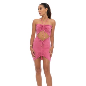 STELLA Barbie rosa sexy Minikleid. Kurzes Sommerkleid mit Rüschen. Figurbetontes, figurbetontes Club- und Festival-Outfit. Partykleid mit Neckholder-Ausschnitt.
