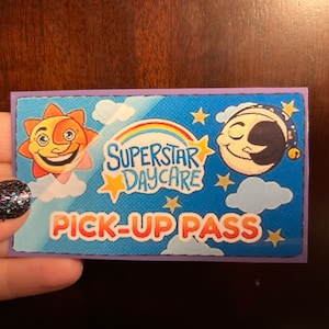 Superstar Daycare Pass (Fnaf-beveiligingsinbreuk) EN poster; Gamepas; Zonsopkomst; Maandruppel; Feestdecor, vijf nachten bij Freddy's; Afdrukbaar
