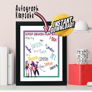 Op de afbeelding: Een ingelijste print met de tekst "KPOP DEMON HUNTERS" en diverse namen in kleurrijke lettertypen. De afbeelding toont drie anime-achtige personages en de woorden "Autograph Keepsake" en "INSTANT DOWNLOAD!" zijn ook zichtbaar.