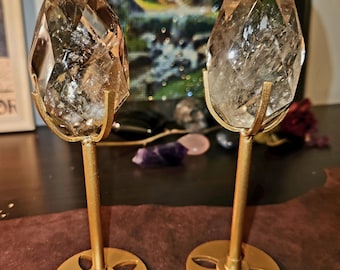 Gefacetteerd rokerig en helder kwarts druppelvormig kristal met standaard