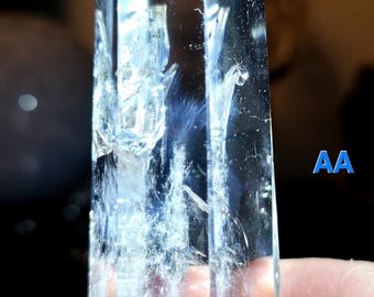 Punt van helder kwartskristal met insluitsels van blauwe naald, engelenveren