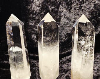 Hoge torenobelisk met helder kwartskristal: fantoom en regenboog, zelfstaand