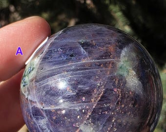 Esfera de iolita de piedra solar ardiente - Venas de confeti de cordeirita Iolita inyectada en sangre Schiller