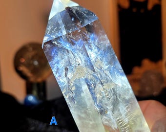 Punt van helder kwartskristal met insluitsels van blauwe naald, engelenveren