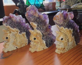 Amethist sculptuur kwartskristal staart eekhoorn – dierenbeeldje uitgesneden rots