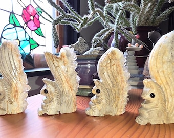 Sculptuur van kwartskristal staarteekhoorn – dierenbeeldje uitgesneden rots