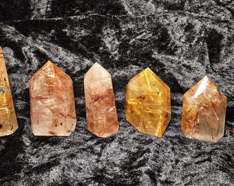 Obelisco independiente con puntas de torre de cuarzo rutilado dorado y rojo