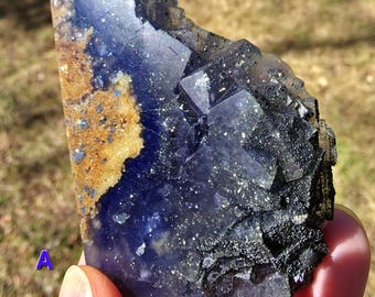 Obelisco Galaxy Fluorite Tower Point con inclusiones de pirita