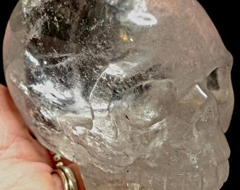 Schedel van helder kwartskristal - fijn snijwerk