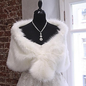 Faux fur shawl  Capelet Bride&#39;s Cape Winter Wedding   faux fur