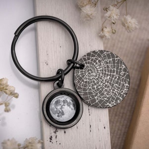 Portachiavi con mappa stellare e fasi lunari, regalo per lui, portachiavi personalizzato con cielo notturno inciso, mappa stellare personalizzata per data, regalo di compleanno per uomo RP.1