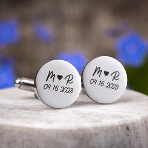 Gemelos redondos con iniciales y fecha, gemelos con letras grabadas personalizadas, regalo de graduación personalizado para él, gemelos para novios, C.2