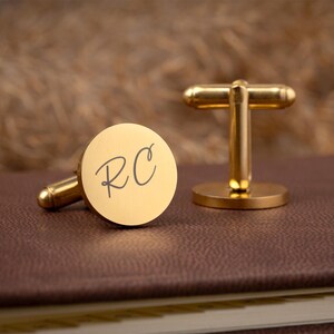 Gemelos redondos personalizados con inicial, gemelos dorados con letra grabada, regalos para él, joyería personalizada para hombre, Día del Padre, regalo de graduación C.2