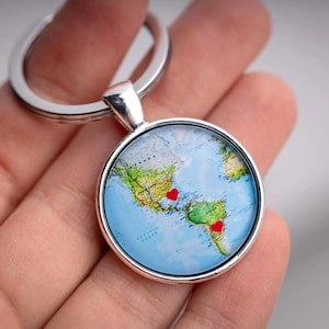 Weltkarte Schlüsselanhänger mit Herzen, Personalisierte Fern Beziehung Geschenk Schlüsselanhänger, Freund Geschenk, Freundin Geschenk, Bester Freund Geschenk, C.1