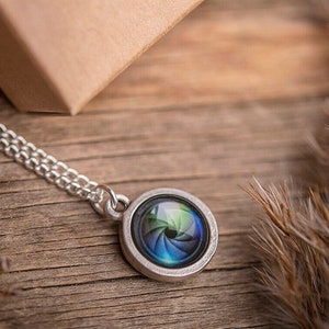 Petit collier objectif d'appareil photo, collier photographe, collier en argent, cadeaux pour femme, cadeau d'anniversaire pour elle, cadeau photographe, bijoux objectif image 2