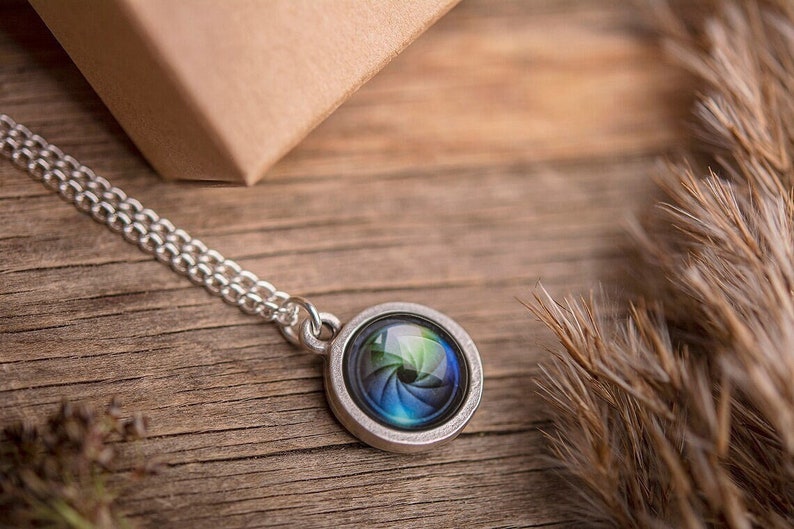 Petit collier objectif d'appareil photo, collier photographe, collier en argent, cadeaux pour femme, cadeau d'anniversaire pour elle, cadeau photographe, bijoux objectif image 2