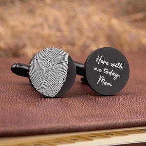 Gemelos redondos con huella dactilar, plata grabada personalizada, regalo para él, novio, boda, día del padre, graduación, C.2