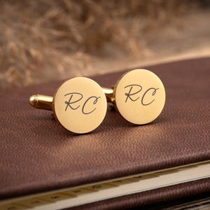 Gemelos con inicial personalizada, gemelos dorados con letra grabada redonda personalizada, regalo para el Día del Padre, graduación, regalos para él, joyería para hombre C.2