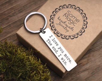Ich liebe dich mehr das Ende, ich gewinne Schlüsselbund für Freund oder Freundin, personalisiertes Geburtstags- oder Jahrestagsgeschenk für den Partner, S-111