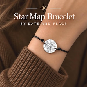 Può includere: Un bracciale in cordino nero con un ciondolo circolare color argento inciso con una dettagliata mappa stellare. Il testo Star Map Bracelet BY DATE AND PLACE è visualizzato sopra il ciondolo. Il bracciale è fissato con nodi neri regolabili.