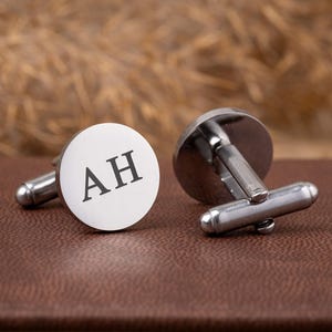 Gemelos redondos personalizados con inicial, gemelos de plata con letra grabada, regalos para él, joyería para hombre, Día del Padre, regalo de graduación C.2